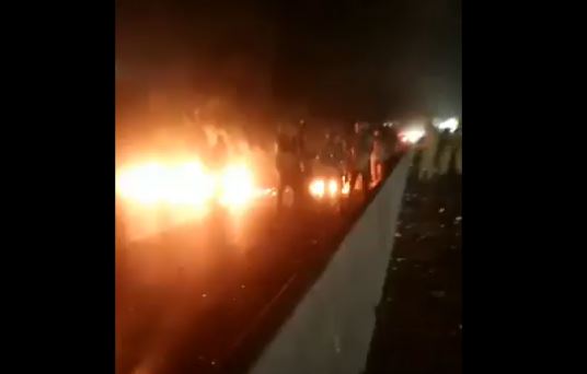 بالفيديو: الجيش اللبناني يعمل على فتح أوتوستراد خلدة بعد قطعه