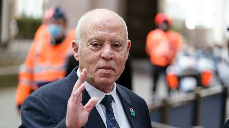 الرئيس التونسي يمنح نفسه صلاحيات تعيين رئيس هيئة الانتخابات