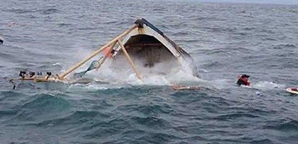 محتجون يطالبون بمغادرة الوزراء والنواب المدينة