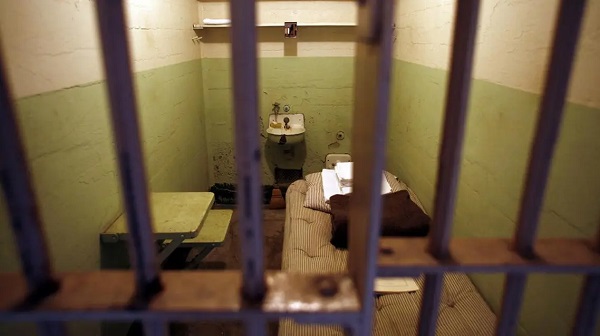 في مصر.. معاقبة قاصر بالسجن لمدة 9 اشهر بسبب قاض!