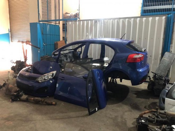 بالفيديو: يشتري سيّارات مسروقة ليبيعها قطعاً!