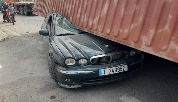 بالصور: سقوط حاوية على سيارة في طرابلس!