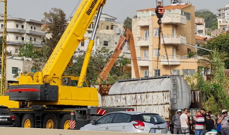 إنقلاب شاحنة على المسلك الشرقي لأوتوستراد البوار