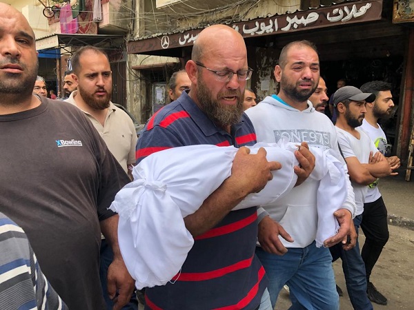 بالفيديو: تشييع امرأة وابنتها من ضحايا زورق طرابلس