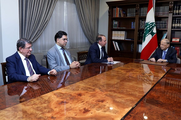 عون بحث ووزير المهجرين تقليص حجم الدين العام