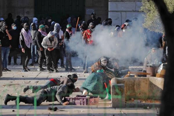 بالفيديو: بعد اقتحامها الأقصى.. قوات الإحتلال تعتقل 9 فلسطينيين وتصيب عددا من المصلين