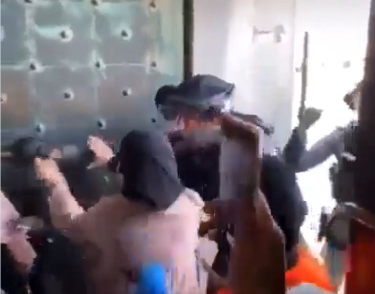 بالفيديو: الاحتلال يقمع النساء المعتكفات في الأقصى!