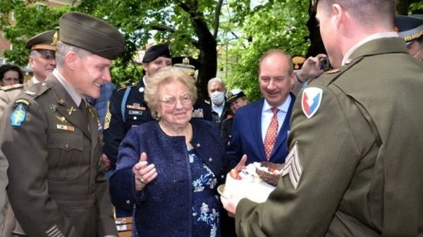 بالفيديو: كعكة من الحرب العالمية الثانية عادت لصاحبتها!