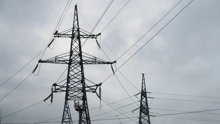 التيار الكهربائي عاد إلى بيروت ويعود تدريجيا إلى لبنان هذا المساء