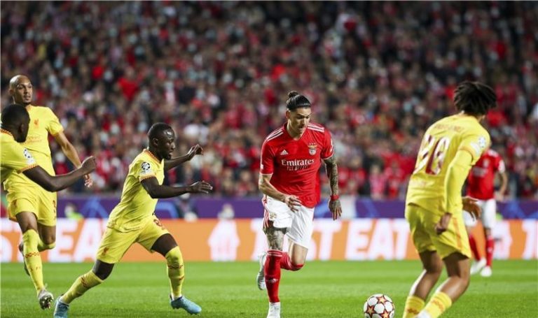 ليفربول يضع قدماً بنصف نهائي الأبطال بثلاثية في بنفيكا