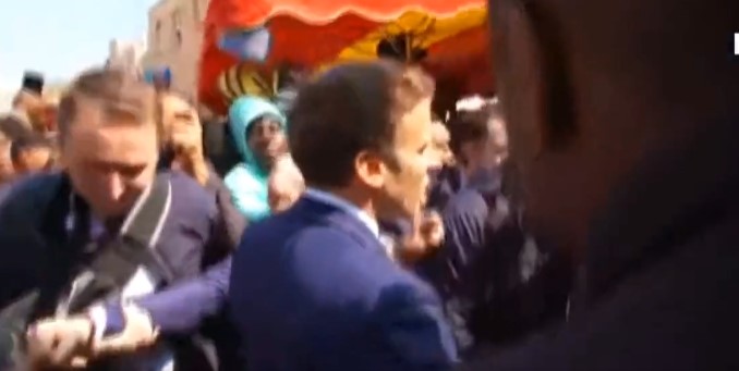 بالفيديو: متظاهرون يرشقون ماكرون بالطماطم!