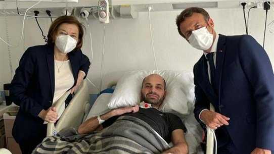 بالصّورة: ماكرون وغريو يزوران أحد العسكريين في الجيش اللبناني!
