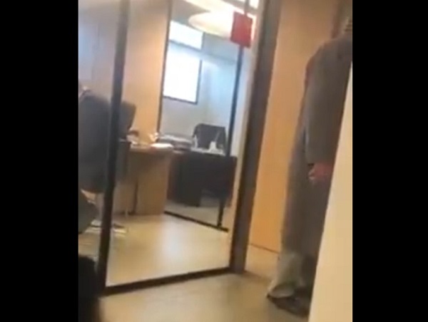 بالفيديو.. مسن من داخل احد المصارف: “ما بسامحكن ليوم الدين”!