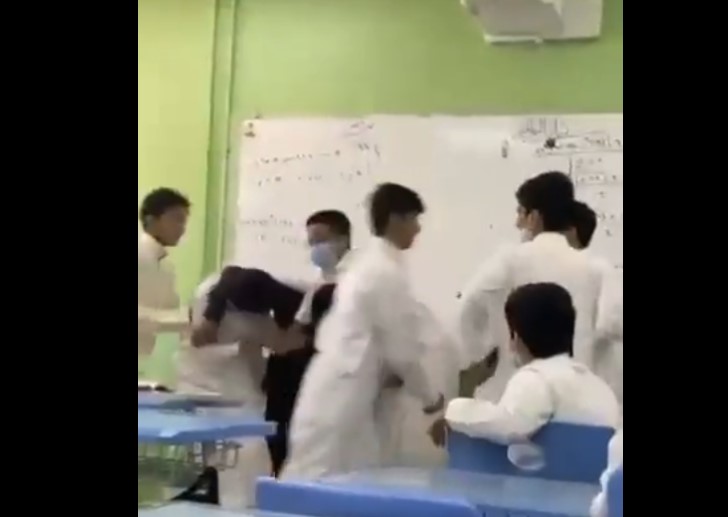 بالفيديو: وفاة طالب سعودي إثر مشاجرة مع رفيقه في الصفّ!