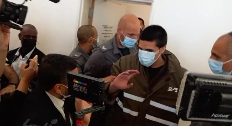 بالفيديو.. والدة مناصرة: “حبيبي انت، يا عمري، هيني يما، كلنا بنحبك”