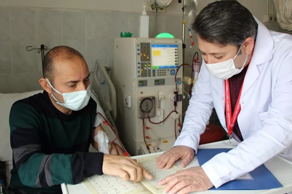 بالفيديو: مستشفى يدرّس مرضاه القرآن الكريم أثناء الغسيل الكلوي!