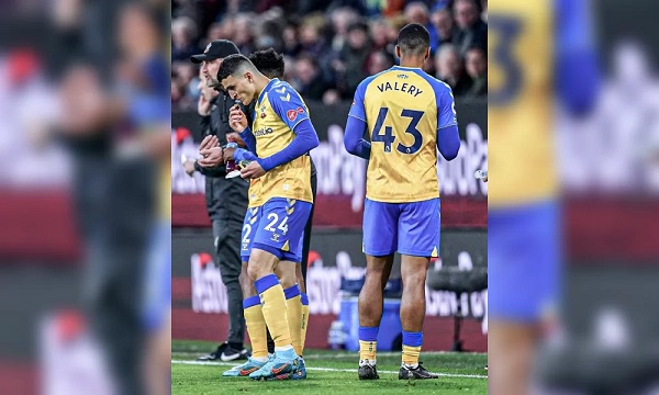 بالفيديو: ايقاف مباراة في الدوري الانكليزي لإفطار لاعبين