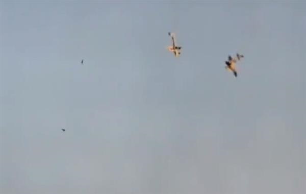بالفيديو: تبادل طائرات في السماء كاد ينهي حياة طيارين!