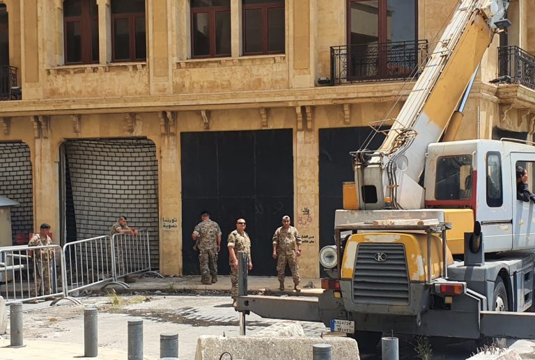 بالصور: استكمال عملية رفع الإجراءات عن محيط مجلس النواب