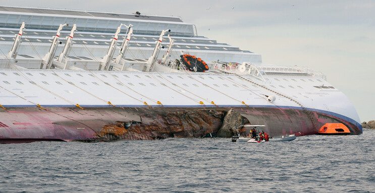 إنقاذ 31 شخصا إثر غرق عبارة قبالة سواحل إندونيسيا