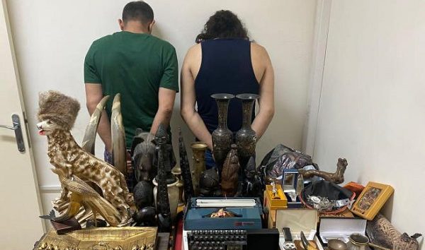 سارقا تحف وأثاث أحد المنازل في قبضة “الأمن”.. هل من يعرف لمن تعود؟