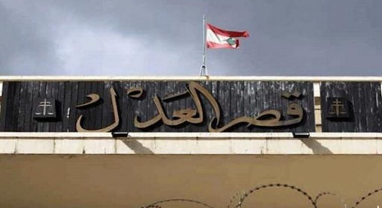 المساعدون القضائيون يهددون بالتوقف عن العمل