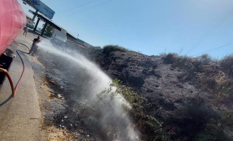 بالصور: اخماد حريق أعشاب واطارات في نهر ابراهيم