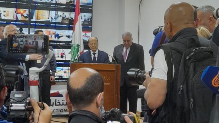 بالفيديو.. عون للصحافيين: “إذا بدكم ياني احكي اسكتوا”