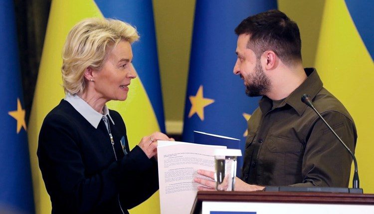 زيلينسكي قدّم رسمياً طلب ترشيح أوكرانيا لعضوية الاتحاد الأوروبي