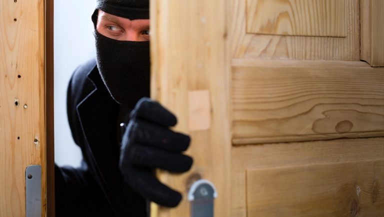 سرقا مبالغ مالية ومصاغاً ذهبية من أحد المنازل في عاليه!