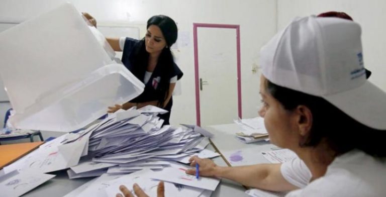 بالصورة: تكسير صناديق اقتراع في عكار