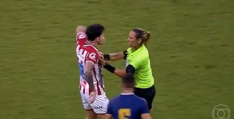 بالفيديو: حكم مباراة في البرازيل تنجو من هجوم لاعب!