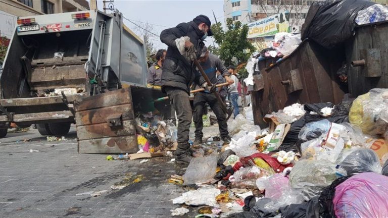 بلدية صيدا ترفع النفايات من الشّوارع بعد تأمين مكان “مؤقت” لها