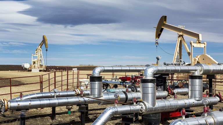 أسعار النفط تتراجع مع رفض هنغاريا حظر النفط الروسي