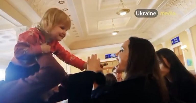 بالفيديو: أنجلينا جولي تسرع للإختباء في أوكرانيا