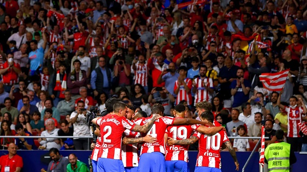 بالفيديو: جماهير “أتليتكو” تطرد مشجعاً للريال ونجله من الملعب