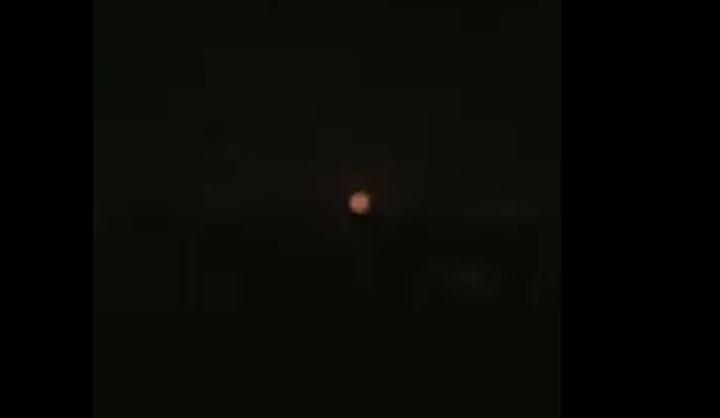 بالفيديو: الدفاعات الجوية السورية تتصدى لأهداف معادية في مصياف