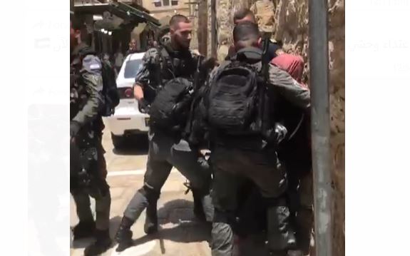 بالفيديو: قوات الاحتلال تعتدي على فلسطينيات بالبلدة القديمة في القدس