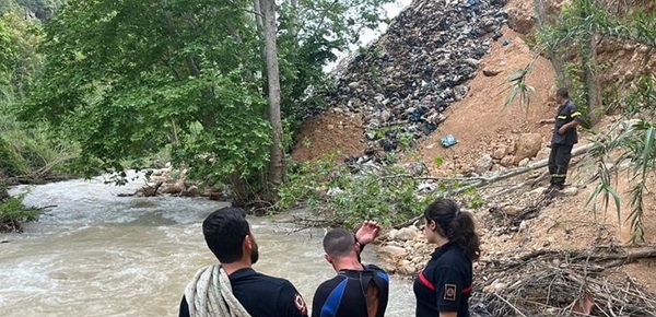 بالفيديو: إنتشال جثة رجل وابنته فقدا في نهر داريا بزغرتا