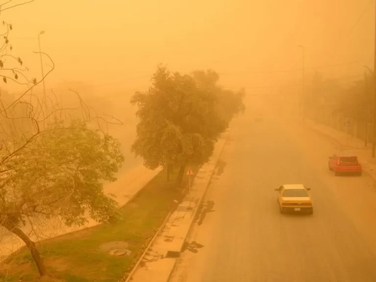 عشرات حالات الاختناق في العراق نتيجة العاصفة الترابية