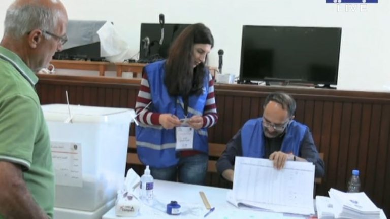 صناديق الاقتراع فتحت اليوم للموظفين ورؤساء الأقلام