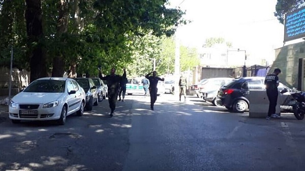 بالفيديو: قتلى وجرحى في عملية احتجاز رهائن غرب إيران