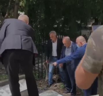 بالفيديو: بري يزور جبانة تبنين