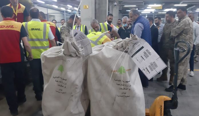 الخارجية تسلّمت 57 صندوق اقتراع في المطار