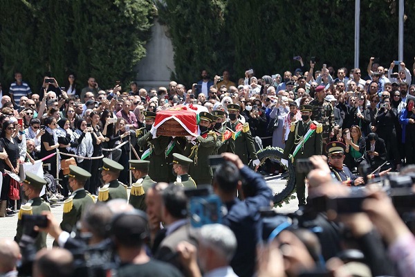 بالفيديو: جيش الاحتلال يعتدي على موكب تشييع جثمان الشهيدة بو عاقلة