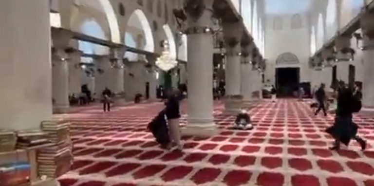 بالفيديو: المسجد الأقصى جاهز لصلاة عيد الفطر
