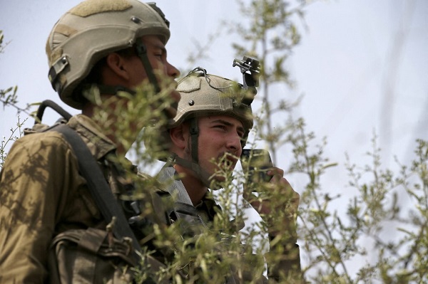 بتهمة تهريب أسلحة.. الاحتلال يعتقل 3 أشخاص على حدود لبنان