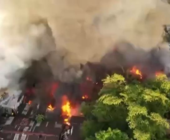 بالفيديو: مصرع 8 أشخاص بينهم أطفال بحريق في الفلبين