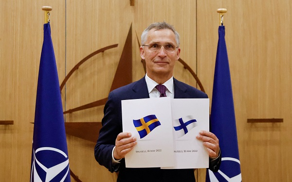 فنلندا والسويد تقدمان طلب الانضمام رسمياً للناتو