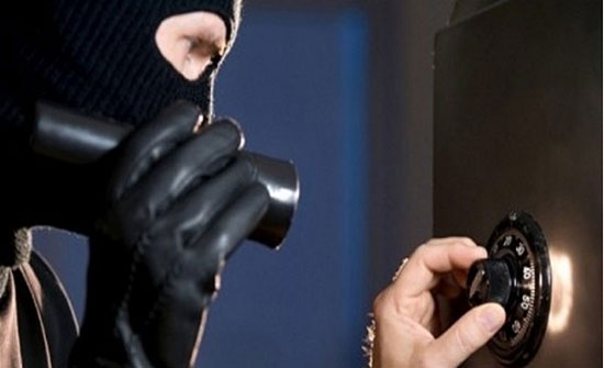 سرقا خزنة من متجر بواسطة الكسر والخلع!